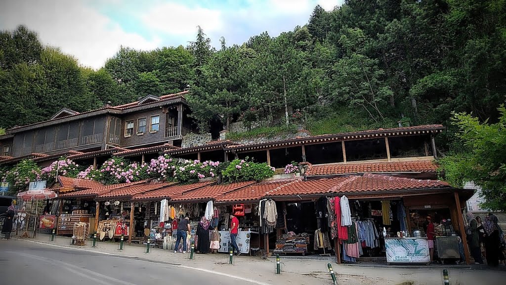 از مهمترین آثار طبیعی و تاریخی می توان به موارد زیر اشاره کرد